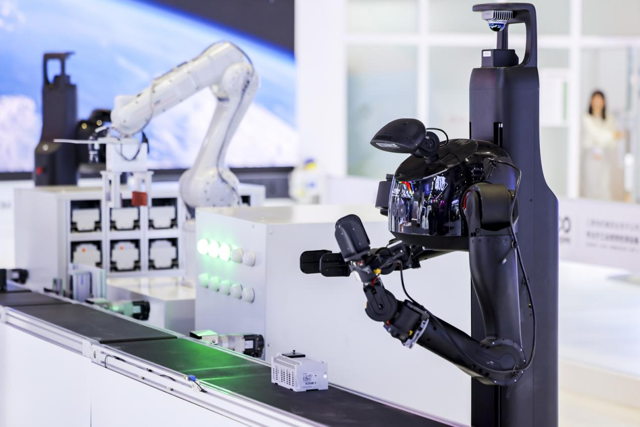 鹿明機(jī)器人與三菱電機(jī)攜手亮相進(jìn)博會(huì)，以具身智能賦能工業(yè)場(chǎng)景智能化升級(jí)